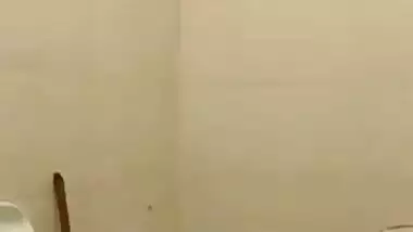 Tanker MILF bathing naked recorded while on video call