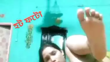 Bangla naked girl fucks her pussy with brinjal