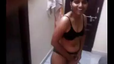 Big boobs Mallu bhabhi gives passionate blowjob
