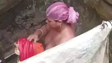 Tanker bhabhi bathing outdoor caught by neighbor