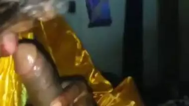Gadchiroli aunty in saree sucking cock and spreading