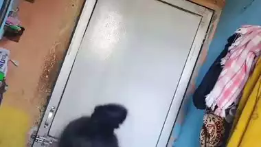 Perverted neighbor records a desi milf bathing in her bathroom