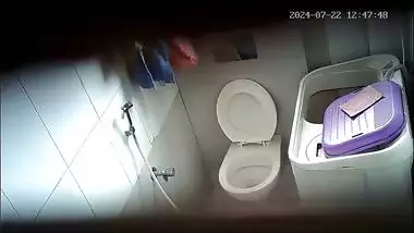 Aunty sitting in toilet and pissing before bathing