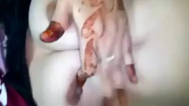 Mehandi hands reveals her body 