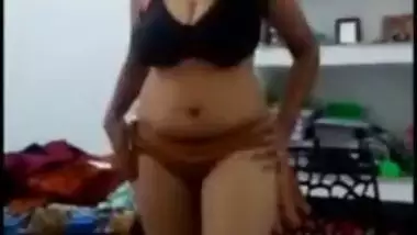 BUSTY INDIAN GIRL DANCING IN BRA PANTY